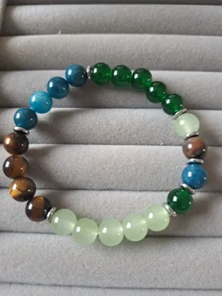 Pulseras de cuentas rosas y moradas