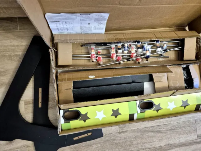 Futbolín de madera incompleto