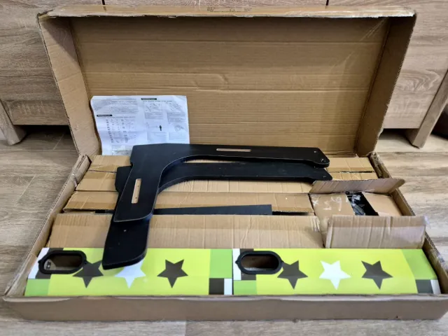 Futbolín de madera incompleto