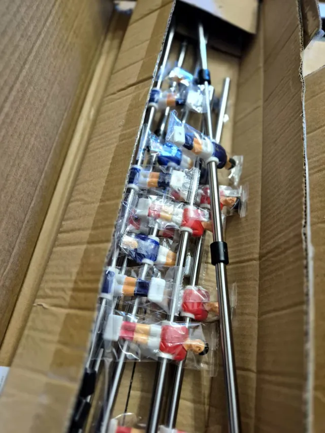 Futbolín de madera incompleto