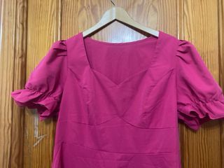Vestido fucsia manga abullonada