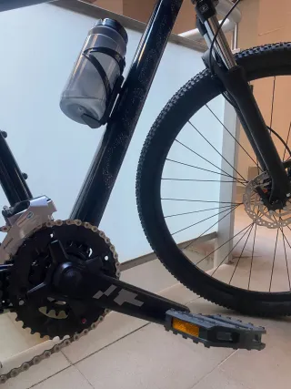 Bicicleta de montaña negra sin usar