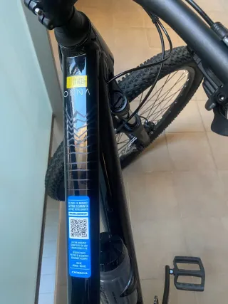 Bicicleta de montaña negra sin usar