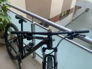 Bicicleta de montaña negra sin usar