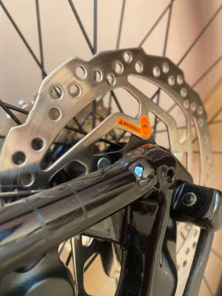 Bicicleta de montaña negra sin usar