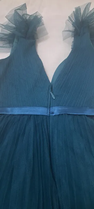 Vestido azul con tul y falda plisada