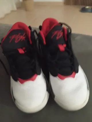 Zapatillas Jordan Rojas y Blancas