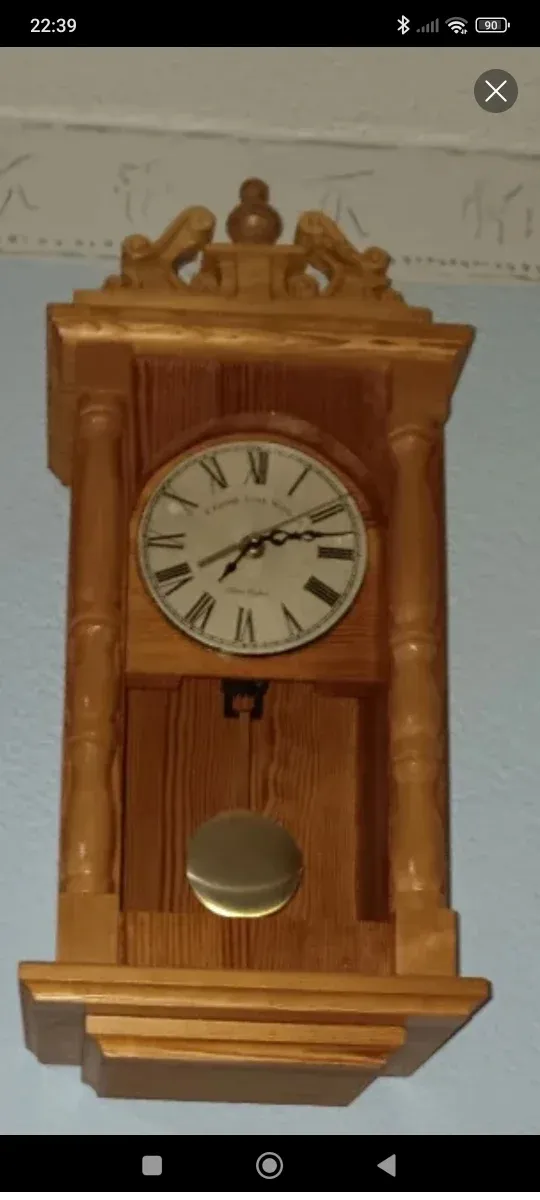 Reloj de pared de madera con péndulo