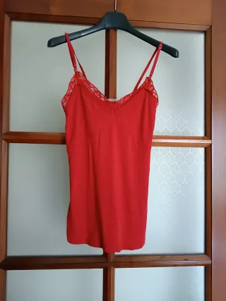 Top sottogiacca con pizzo rosso