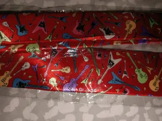 Corbata roja con estampado de guitarras