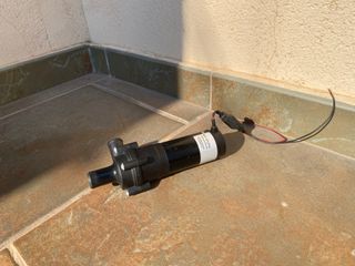 Bomba agua Johnson Marine alto rendimiento 12V