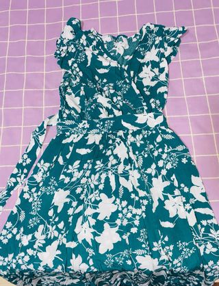 Vestido verde con estampado floral talla S