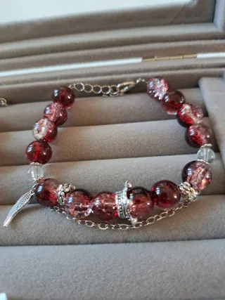 Pulsera con dijes de hoja y mariposa