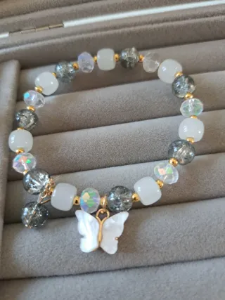 Pulsera con dijes de hoja y mariposa
