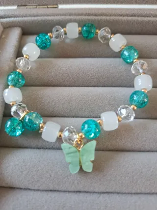 Pulsera con dijes de hoja y mariposa