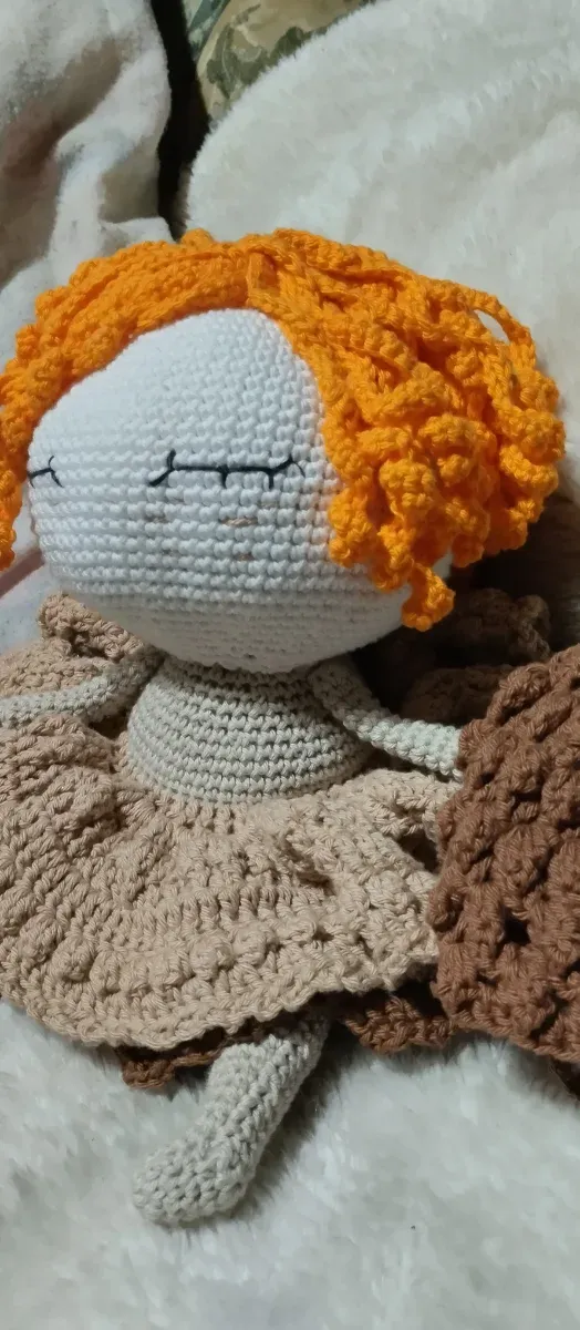 Muñeco de crochet hecho a mano