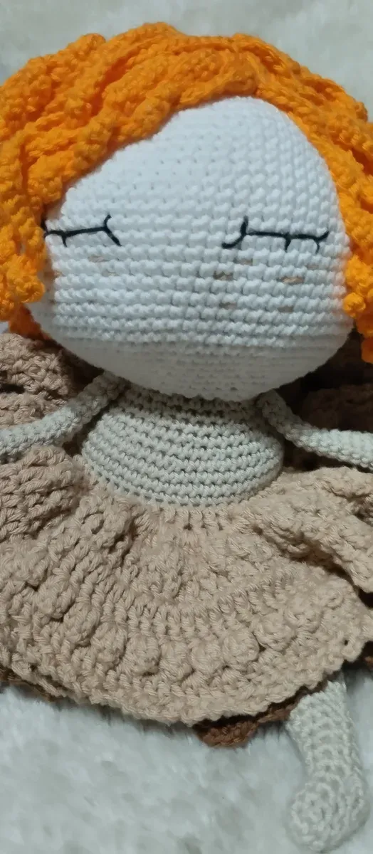 Muñeco de crochet hecho a mano