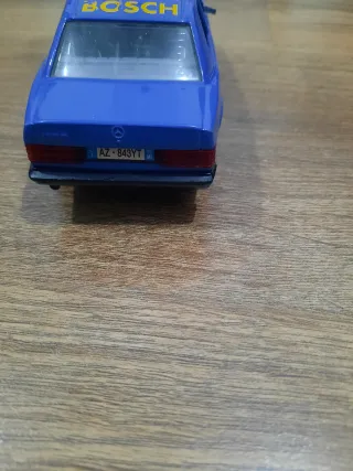 Coche de juguete azul de carreras