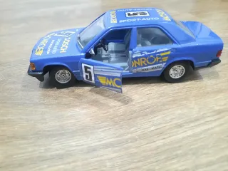 Coche de juguete azul de carreras