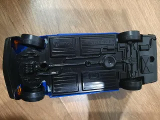 Coche de juguete azul de carreras