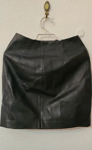 Falda negra cuero cremallera asimétrica