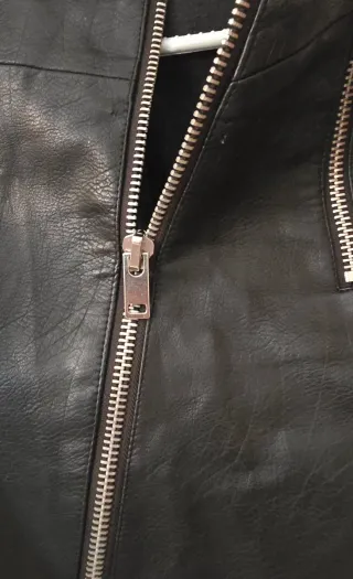 Falda negra cuero cremallera asimétrica