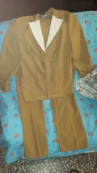 Traje completo mujer marrón y blanco