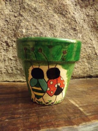 Macetas de terracota pintadas a mano