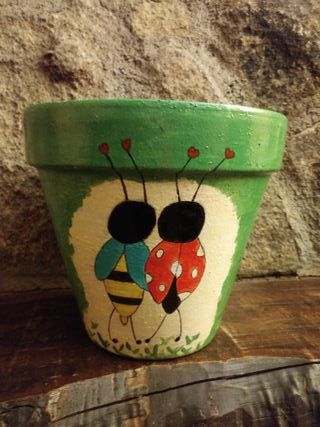 Macetas de terracota pintadas a mano