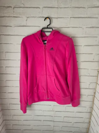 Tiene una pequeña mancha en una manga