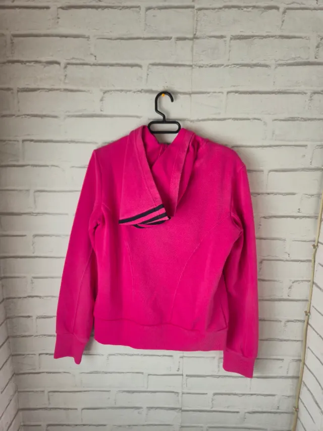 Tiene una pequeña mancha en una manga