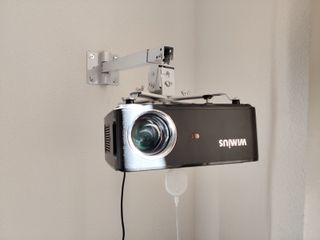 Brazo ajustable para proyector – soporte metálico