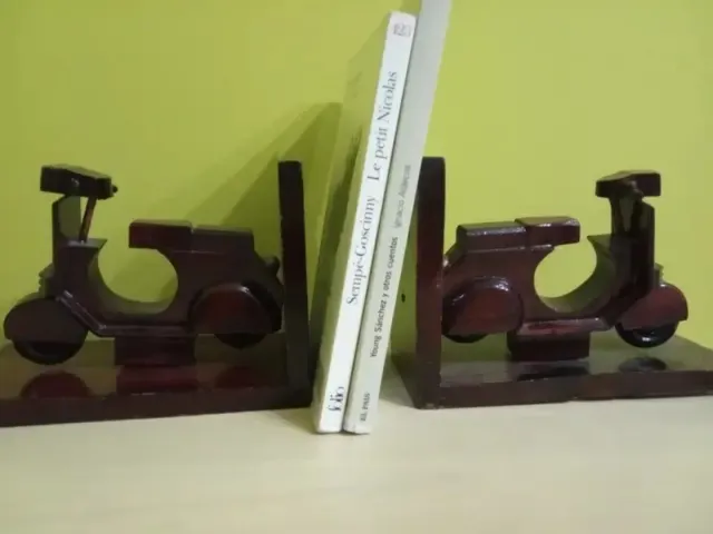 Pareja Sujeta Libros Madera Moto Scooter