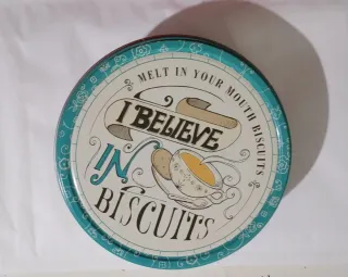 Caja con conchas decorativas