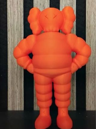 Figura Kaws Michelin Naranja Decoración
