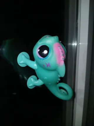 Mascota camaleón infantil con ventosas