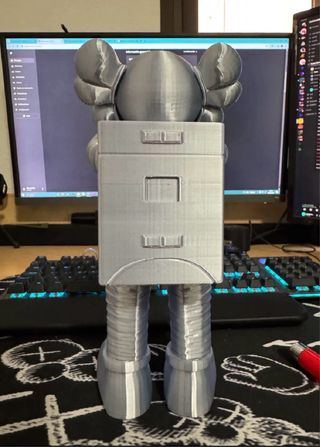 Figura Kaws Astronauta Gris