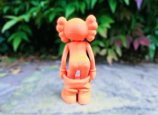 Figura Kaws con pantalones bajos