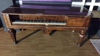 Piano antiguo With Blöls