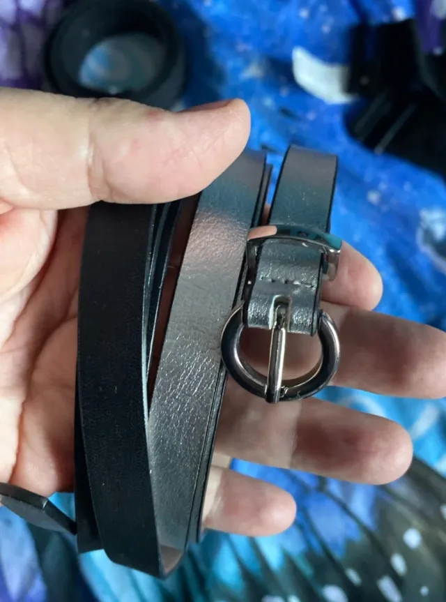 Cinturones finos negros y plateados