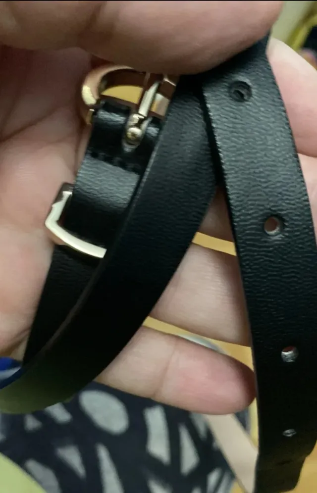 Cinturones finos negros y plateados