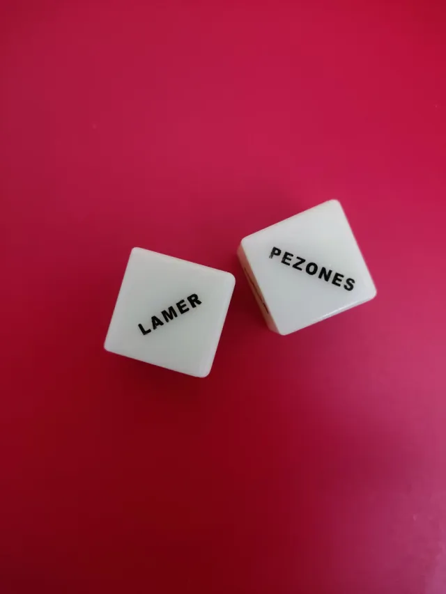 Dados eróticos fluorescentes