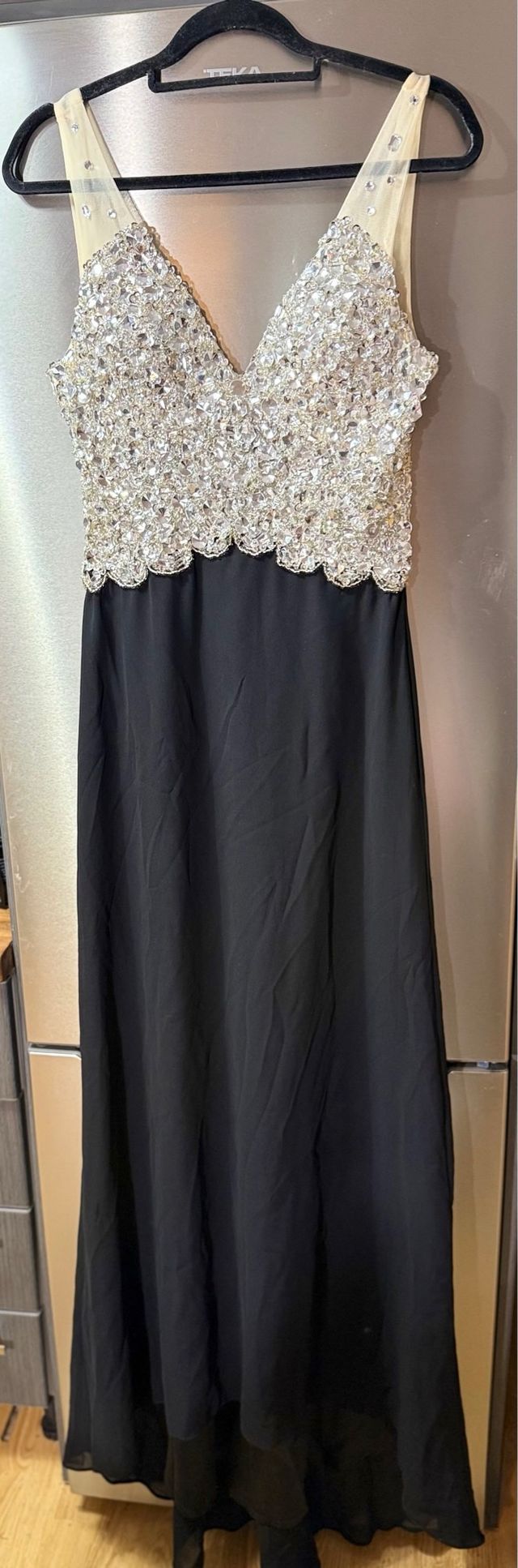 Vestido largo negro con pedrería