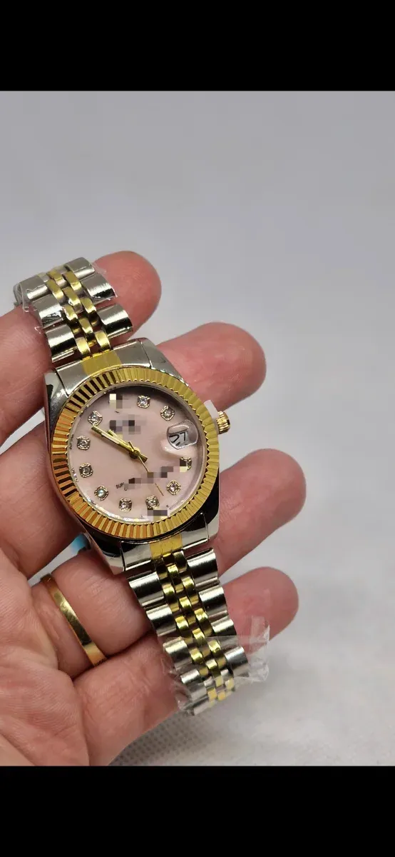 Reloj rosa y dorado con diamantes
