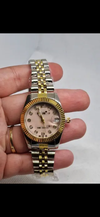 Reloj rosa y dorado con diamantes