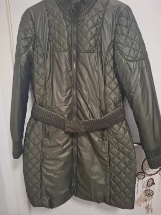 Abrigo acolchado verde con cinturón