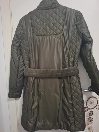 Abrigo acolchado verde con cinturón