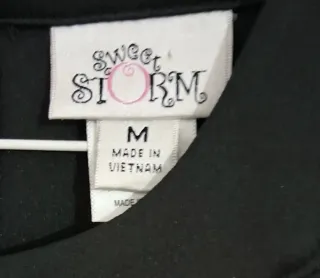 Vestido negro halter con detalles