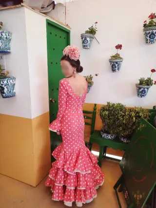 Traje de flamenca rosa lunares cola larga