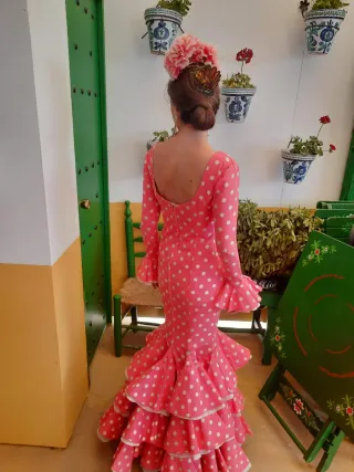 Traje de flamenca rosa lunares cola larga